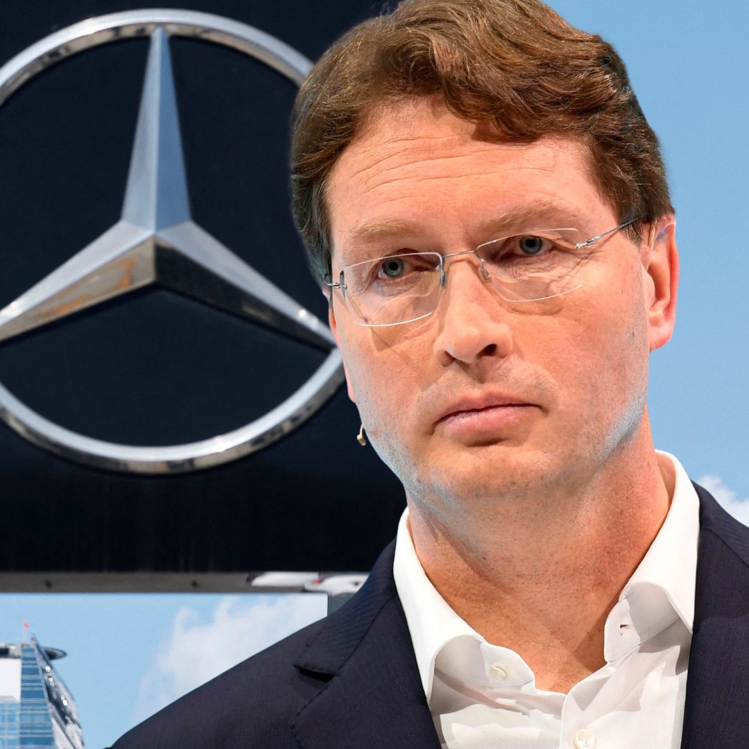 Mercedes-Benz meldet für das erste Halbjahr 2025 einen Gewinneinbruch um 55 %. Zölle, Absatzrückgänge und Sparmaßnahmen belasten den Konzern.